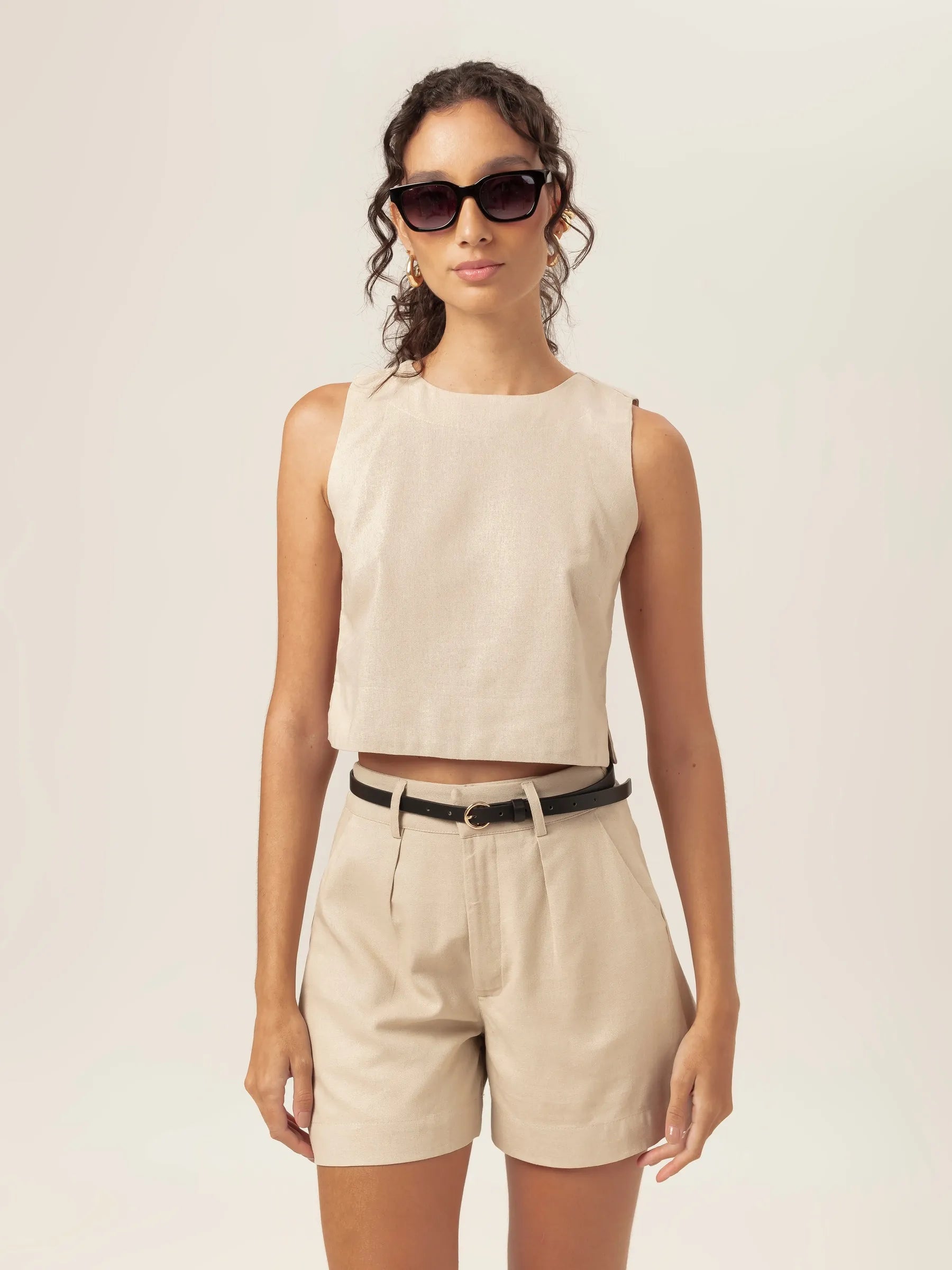 Shorts Alfaiataria Angico de Linho e Viscose FSC™ Bege Claro. Compre online moda sustentável e atemporal na Minimadeia, marca slow fashion de roupas femininas. Foto produto MAR26 05