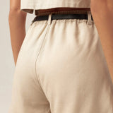 Shorts Alfaiataria Angico de Linho e Viscose FSC™ Bege Claro. Compre online moda sustentável e atemporal na Minimadeia, marca slow fashion de roupas femininas. Foto produto MAR26 08