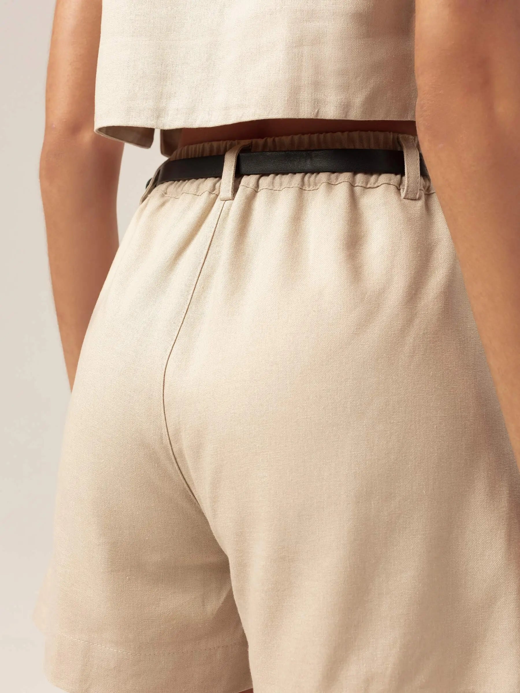 Shorts Alfaiataria Angico de Linho e Viscose FSC™ Bege Claro. Compre online moda sustentável e atemporal na Minimadeia, marca slow fashion de roupas femininas. Foto produto MAR26 08