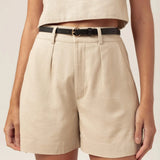 Shorts Alfaiataria Angico de Linho e Viscose FSC™ Bege Claro. Compre online moda sustentável e atemporal na Minimadeia, marca slow fashion de roupas femininas. Foto produto MAR26 09
