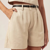 Shorts Alfaiataria Angico de Linho e Viscose FSC™ Bege Claro. Compre online moda sustentável e atemporal na Minimadeia, marca slow fashion de roupas femininas. Foto produto MAR26 10