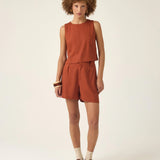 Shorts Alfaiataria Angico em Linho e Viscose FSC™ Marrom Claro. Compre online moda sustentável e atemporal na Minimadeia, marca slow fashion de roupas femininas. Foto produto ABR25 01