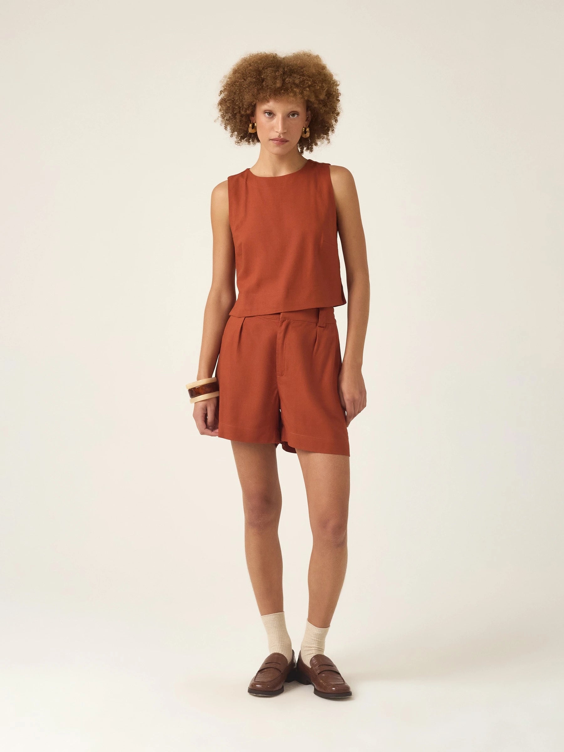 Shorts Alfaiataria Angico em Linho e Viscose FSC™ Marrom Claro. Compre online moda sustentável e atemporal na Minimadeia, marca slow fashion de roupas femininas. Foto produto ABR25 01