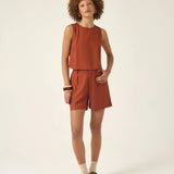Shorts Alfaiataria Angico em Linho e Viscose FSC™ Marrom Claro. Compre online moda sustentável e atemporal na Minimadeia, marca slow fashion de roupas femininas. Foto produto ABR25 02