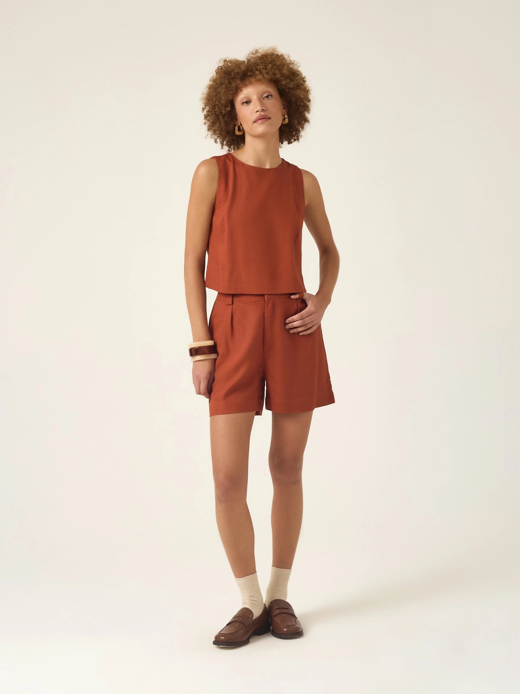 Shorts Alfaiataria Angico em Linho e Viscose FSC™ Marrom Claro. Compre online moda sustentável e atemporal na Minimadeia, marca slow fashion de roupas femininas. Foto produto ABR25 02
