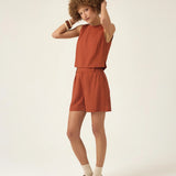 Shorts Alfaiataria Angico em Linho e Viscose FSC™ Marrom Claro. Compre online moda sustentável e atemporal na Minimadeia, marca slow fashion de roupas femininas. Foto produto ABR25 03