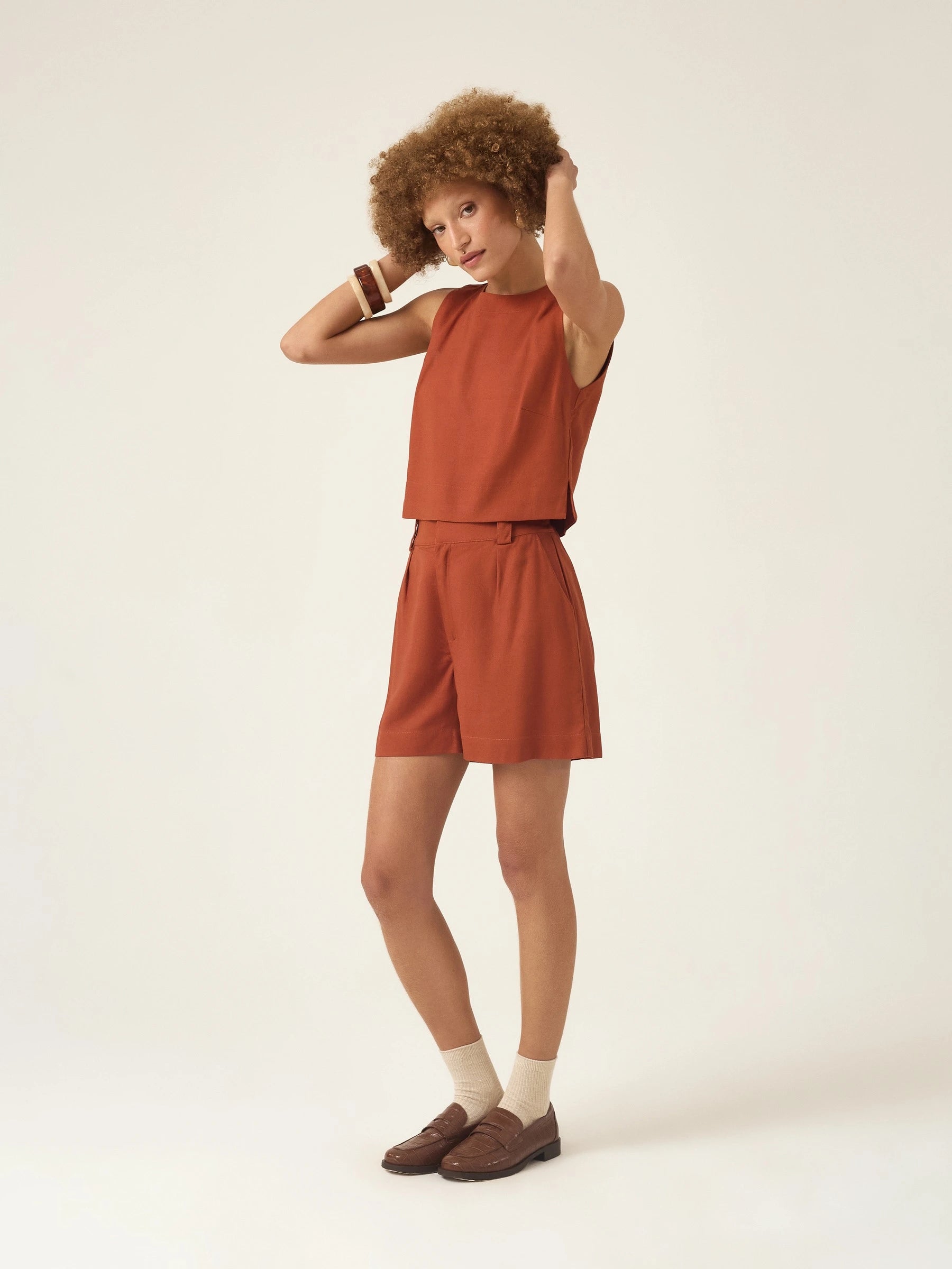 Shorts Alfaiataria Angico em Linho e Viscose FSC™ Marrom Claro. Compre online moda sustentável e atemporal na Minimadeia, marca slow fashion de roupas femininas. Foto produto ABR25 03