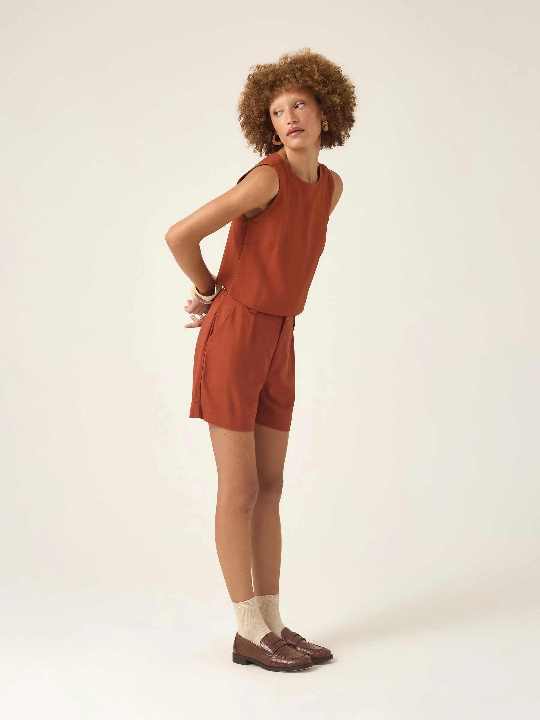 Shorts Alfaiataria Angico em Linho e Viscose FSC™ Marrom Claro. Compre online moda sustentável e atemporal na Minimadeia, marca slow fashion de roupas femininas. Foto produto ABR25 04