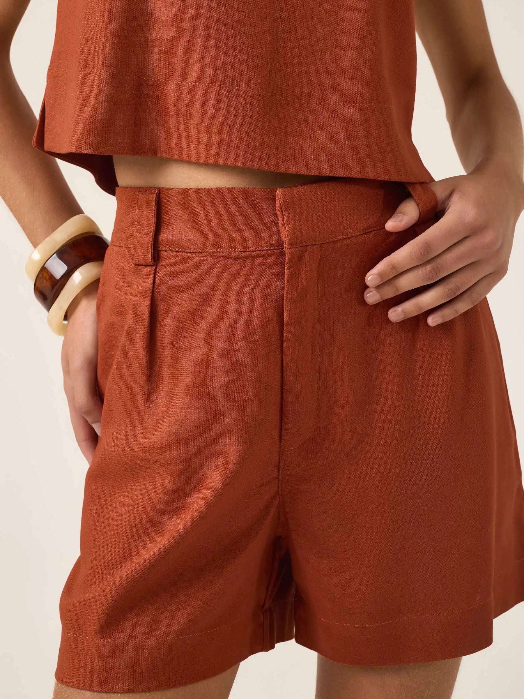 Shorts Alfaiataria Angico em Linho e Viscose FSC™ Marrom Claro. Compre online moda sustentável e atemporal na Minimadeia, marca slow fashion de roupas femininas. Foto produto ABR25 05
