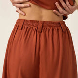 Shorts Alfaiataria Angico em Linho e Viscose FSC™ Marrom Claro. Compre online moda sustentável e atemporal na Minimadeia, marca slow fashion de roupas femininas. Foto produto ABR25 06
