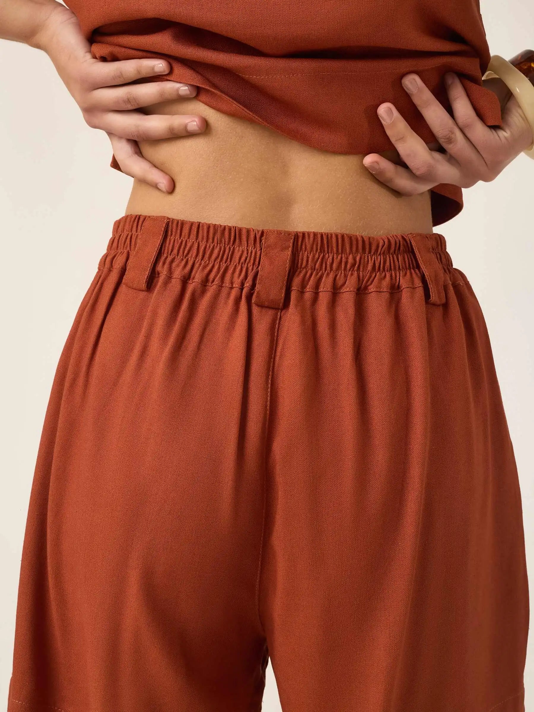 Shorts Alfaiataria Angico em Linho e Viscose FSC™ Marrom Claro. Compre online moda sustentável e atemporal na Minimadeia, marca slow fashion de roupas femininas. Foto produto ABR25 06
