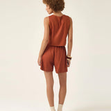 Shorts Alfaiataria Angico em Linho e Viscose FSC™ Marrom Claro. Compre online moda sustentável e atemporal na Minimadeia, marca slow fashion de roupas femininas. Foto produto ABR25 07