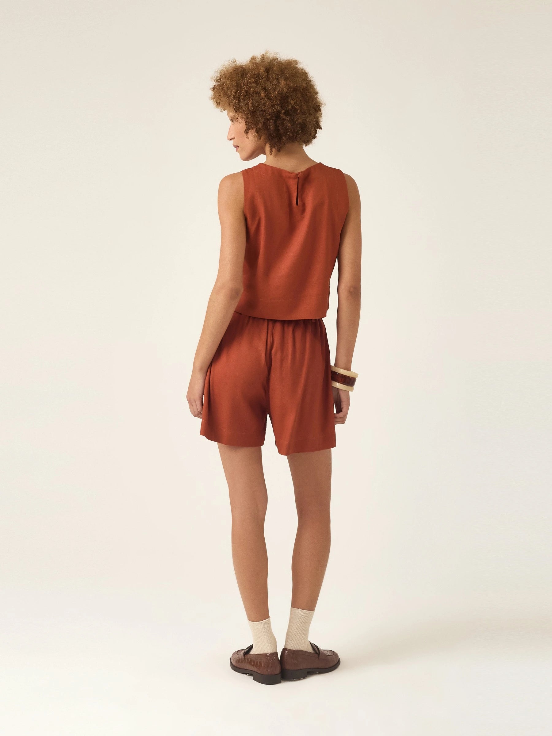 Shorts Alfaiataria Angico em Linho e Viscose FSC™ Marrom Claro. Compre online moda sustentável e atemporal na Minimadeia, marca slow fashion de roupas femininas. Foto produto ABR25 07
