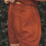 Shorts Alfaiataria Angico em Linho e Viscose FSC™ Marrom Claro. Compre online moda sustentável e atemporal na Minimadeia, marca slow fashion de roupas femininas. Foto produto MAR25 10