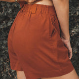 Shorts Alfaiataria Angico em Linho e Viscose FSC™ Marrom Claro. Compre online moda sustentável e atemporal na Minimadeia, marca slow fashion de roupas femininas. Foto produto MAR25 12