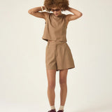 Shorts Alfaiataria Angico em Linho e Viscose FSC™ Marrom Claro. Compre online moda sustentável e atemporal na Minimadeia, marca slow fashion de roupas femininas. Foto produto ABR25 01