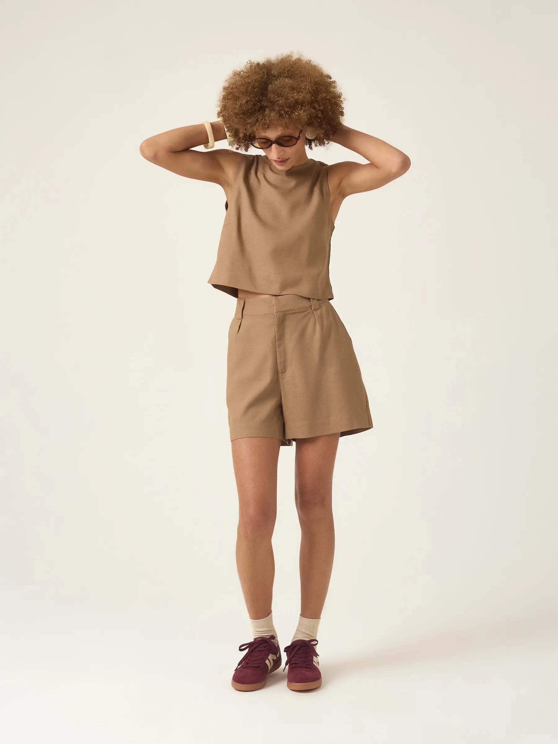 Shorts Alfaiataria Angico em Linho e Viscose FSC™ Marrom Claro. Compre online moda sustentável e atemporal na Minimadeia, marca slow fashion de roupas femininas. Foto produto ABR25 01