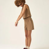 Shorts Alfaiataria Angico em Linho e Viscose FSC™ Marrom Claro. Compre online moda sustentável e atemporal na Minimadeia, marca slow fashion de roupas femininas. Foto produto ABR25 03