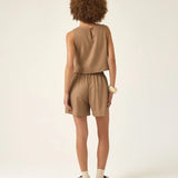 Shorts Alfaiataria Angico em Linho e Viscose FSC™ Marrom Claro. Compre online moda sustentável e atemporal na Minimadeia, marca slow fashion de roupas femininas. Foto produto ABR25 05