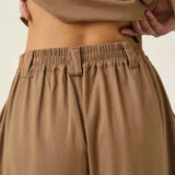 Shorts Alfaiataria Angico em Linho e Viscose FSC™ Marrom Claro. Compre online moda sustentável e atemporal na Minimadeia, marca slow fashion de roupas femininas. Foto produto ABR25 06