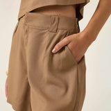 Shorts Alfaiataria Angico em Linho e Viscose FSC™ Marrom Claro. Compre online moda sustentável e atemporal na Minimadeia, marca slow fashion de roupas femininas. Foto produto ABR25 07