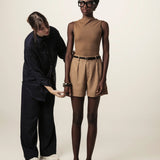 Shorts Alfaiataria Angico em Linho e Viscose FSC™ Marrom Claro. Compre online moda sustentável e atemporal na Minimadeia, marca slow fashion de roupas femininas. Foto produto JUN26 02
