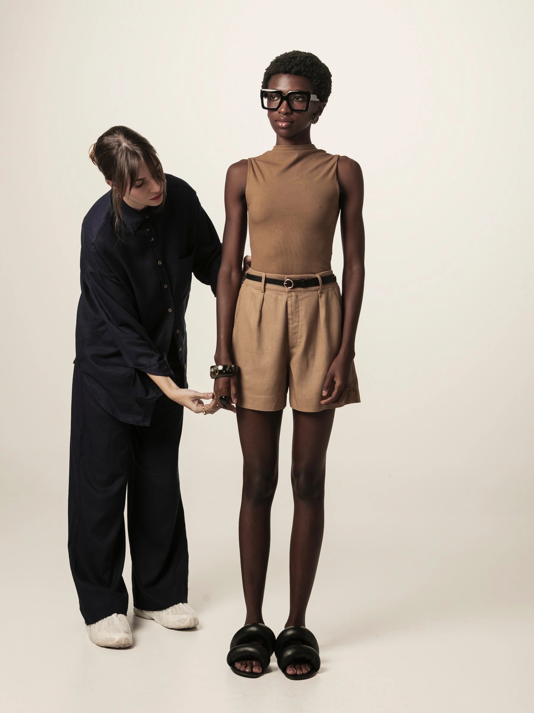 Shorts Alfaiataria Angico em Linho e Viscose FSC™ Marrom Claro. Compre online moda sustentável e atemporal na Minimadeia, marca slow fashion de roupas femininas. Foto produto JUN26 02