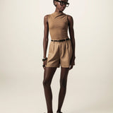 Shorts Alfaiataria Angico em Linho e Viscose FSC™ Marrom Claro. Compre online moda sustentável e atemporal na Minimadeia, marca slow fashion de roupas femininas. Foto produto JUN26 03
