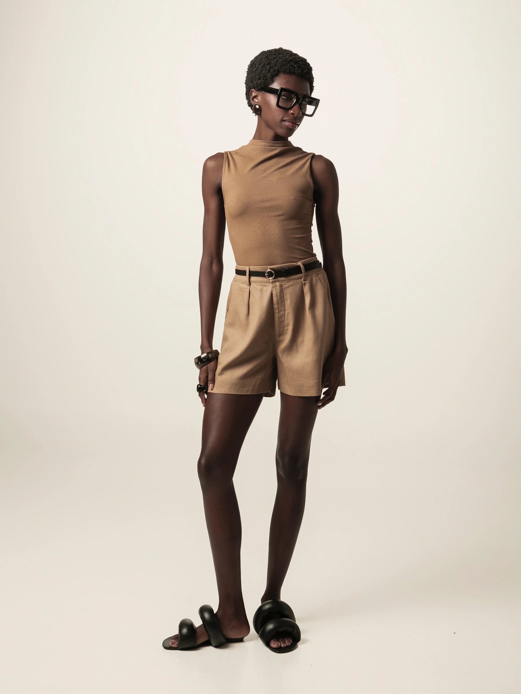 Shorts Alfaiataria Angico em Linho e Viscose FSC™ Marrom Claro. Compre online moda sustentável e atemporal na Minimadeia, marca slow fashion de roupas femininas. Foto produto JUN26 03