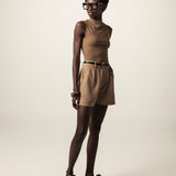 Shorts Alfaiataria Angico em Linho e Viscose FSC™ Marrom Claro. Compre online moda sustentável e atemporal na Minimadeia, marca slow fashion de roupas femininas. Foto produto JUN26 05
