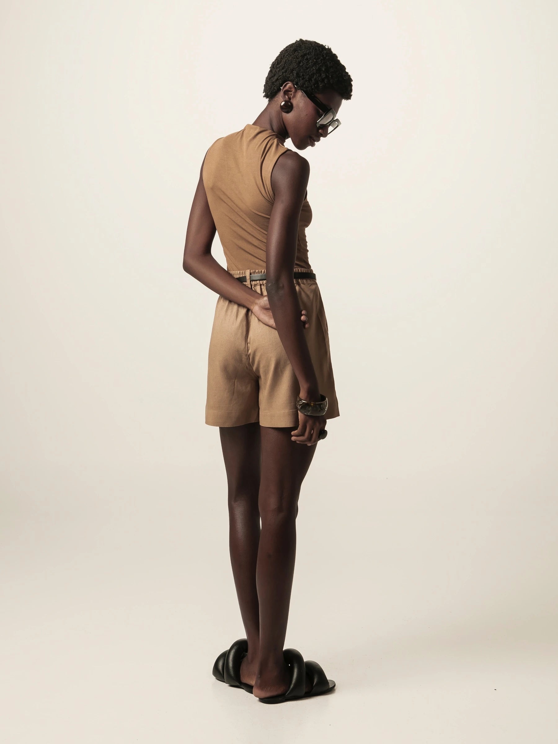 Shorts Alfaiataria Angico em Linho e Viscose FSC™ Marrom Claro. Compre online moda sustentável e atemporal na Minimadeia, marca slow fashion de roupas femininas. Foto produto JUN26 06