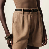 Shorts Alfaiataria Angico em Linho e Viscose FSC™ Marrom Claro. Compre online moda sustentável e atemporal na Minimadeia, marca slow fashion de roupas femininas. Foto produto JUN26 10