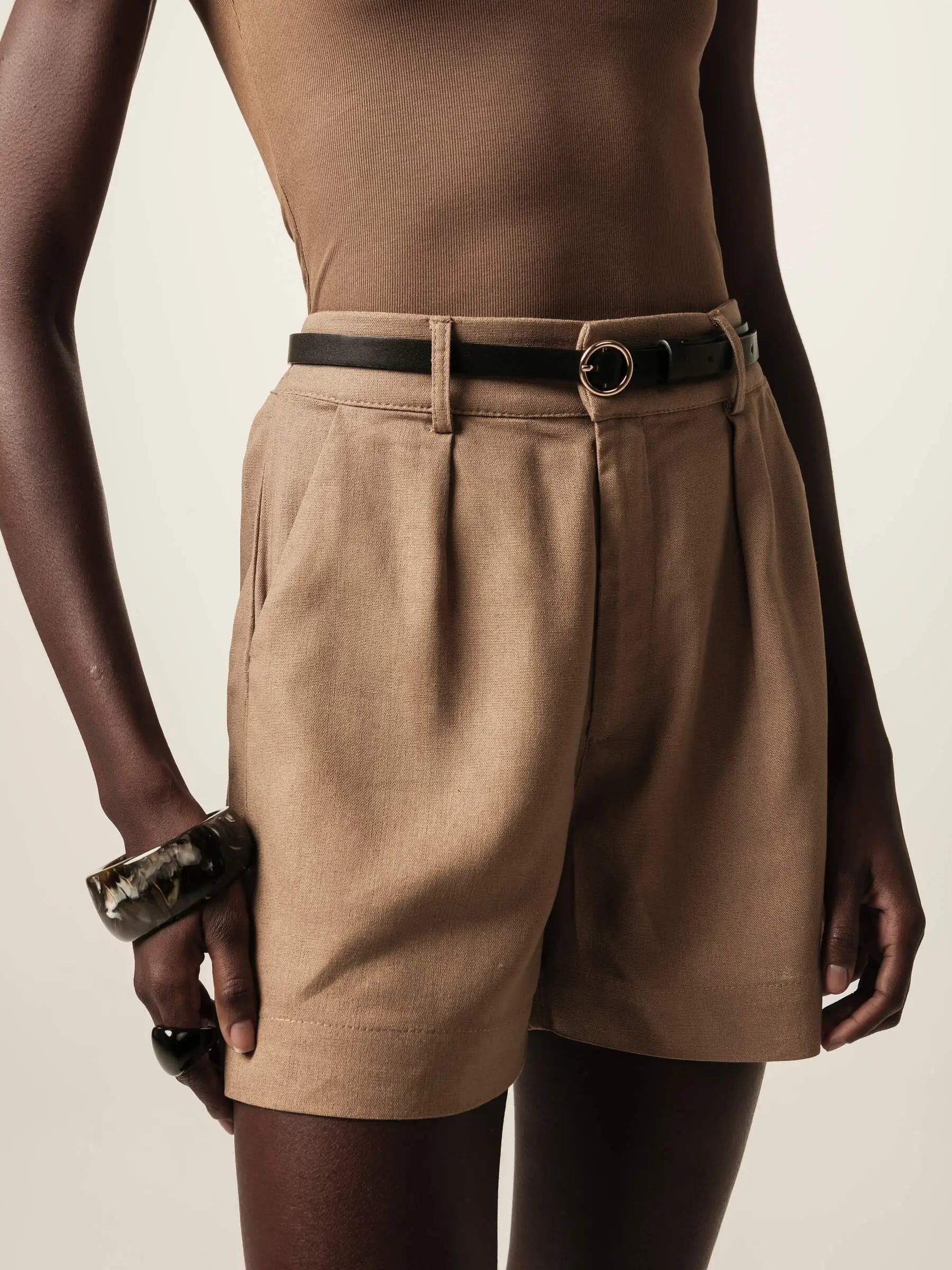 Shorts Alfaiataria Angico em Linho e Viscose FSC™ Marrom Claro. Compre online moda sustentável e atemporal na Minimadeia, marca slow fashion de roupas femininas. Foto produto JUN26 10