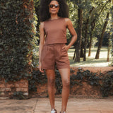 Shorts Alfaiataria Angico de Linho e Viscose FSC™ Marrom Escuro. Compre online moda sustentável e atemporal na Minimadeia. Roupas femininas estilosas, básicas e sustentáveis. Foto produto DEZ 01