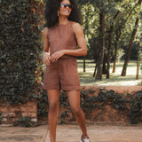 Shorts Alfaiataria Angico de Linho e Viscose FSC™ Marrom Escuro. Compre online moda sustentável e atemporal na Minimadeia. Roupas femininas estilosas, básicas e sustentáveis. Foto produto DEZ 02