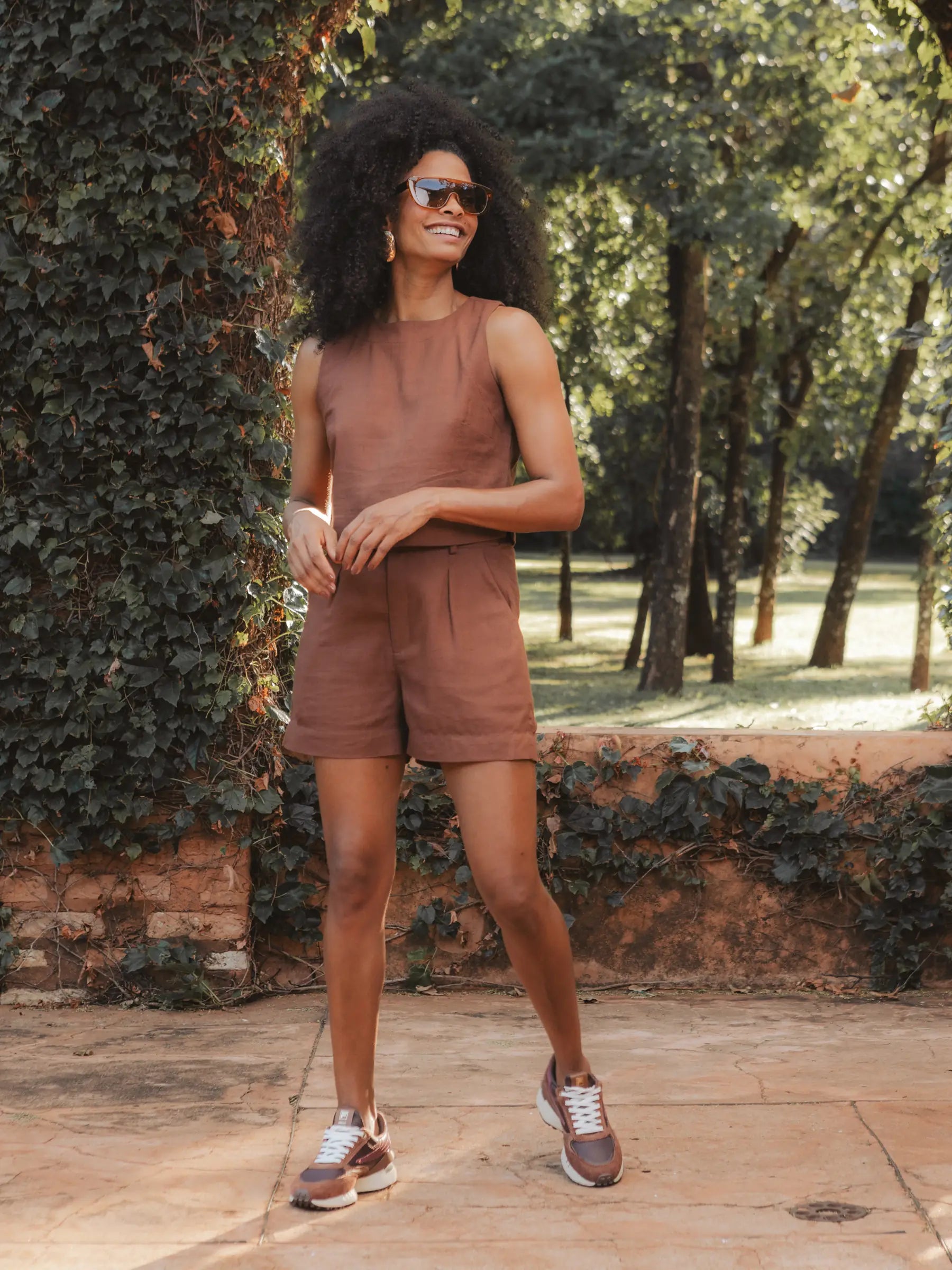 Shorts Alfaiataria Angico de Linho e Viscose FSC™ Marrom Escuro. Compre online moda sustentável e atemporal na Minimadeia. Roupas femininas estilosas, básicas e sustentáveis. Foto produto DEZ 02