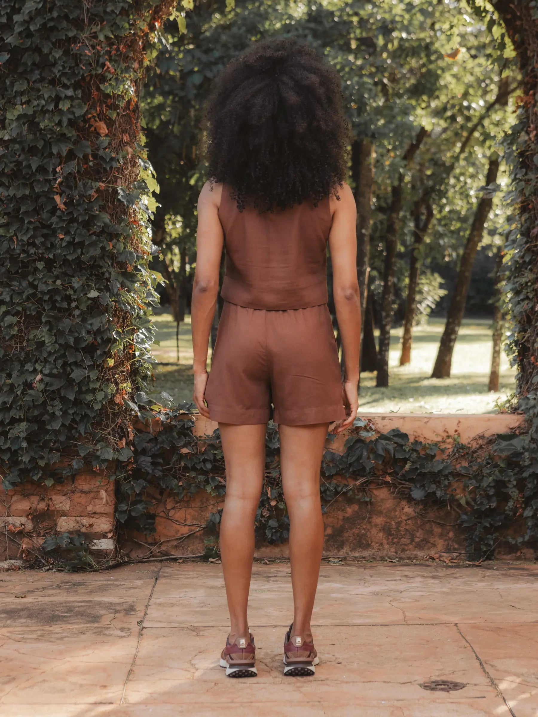 Shorts Alfaiataria Angico de Linho e Viscose FSC™ Marrom Escuro. Compre online moda sustentável e atemporal na Minimadeia. Roupas femininas estilosas, básicas e sustentáveis. Foto produto DEZ 04