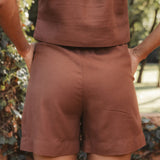 Shorts Alfaiataria Angico de Linho e Viscose FSC™ Marrom Escuro. Compre online moda sustentável e atemporal na Minimadeia. Roupas femininas estilosas, básicas e sustentáveis. Foto produto DEZ 06