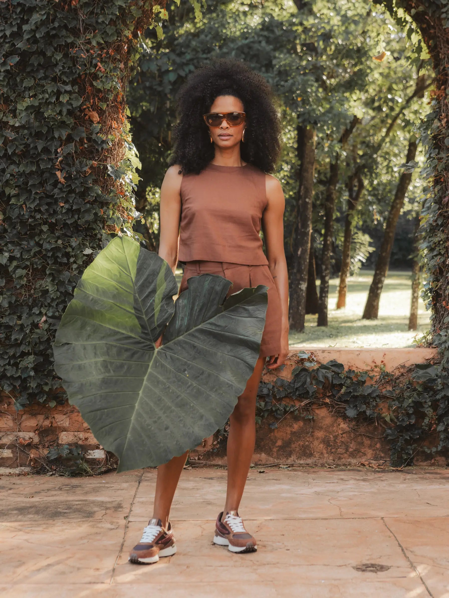 Shorts Alfaiataria Angico de Linho e Viscose FSC™ Marrom Escuro. Compre online moda sustentável e atemporal na Minimadeia. Roupas femininas estilosas, básicas e sustentáveis. Foto produto DEZ 08