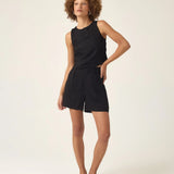 Shorts Alfaiataria Angico de Linho e Viscose FSC™ Preto. Compre online moda sustentável e atemporal na Minimadeia. Roupas femininas estilosas, básicas e sustentáveis. Foto produto ABR25 02