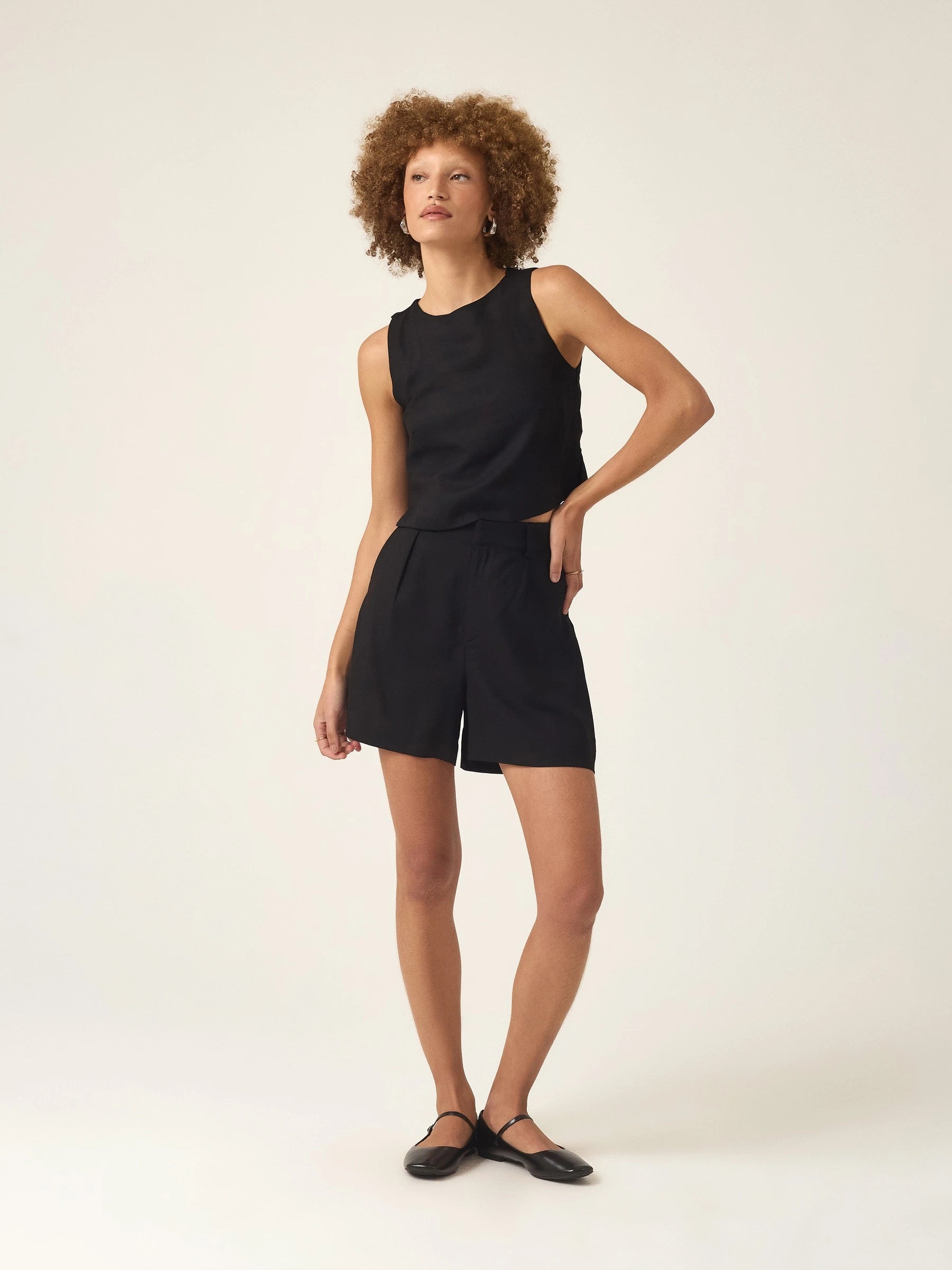 Shorts Alfaiataria Angico de Linho e Viscose FSC™ Preto. Compre online moda sustentável e atemporal na Minimadeia. Roupas femininas estilosas, básicas e sustentáveis. Foto produto ABR25 02