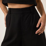 Shorts Alfaiataria Angico de Linho e Viscose FSC™ Preto. Compre online moda sustentável e atemporal na Minimadeia. Roupas femininas estilosas, básicas e sustentáveis. Foto produto ABR25 06