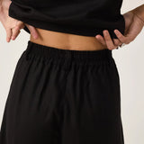 Shorts Alfaiataria Angico de Linho e Viscose FSC™ Preto. Compre online moda sustentável e atemporal na Minimadeia. Roupas femininas estilosas, básicas e sustentáveis. Foto produto ABR25 07