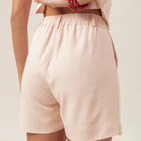 Shorts Alfaiataria Angico de Linho e Viscose FSC™ Rosa Claro. Compre online moda sustentável e atemporal na Minimadeia, marca slow fashion de roupas femininas. Foto produto MAR26 07
