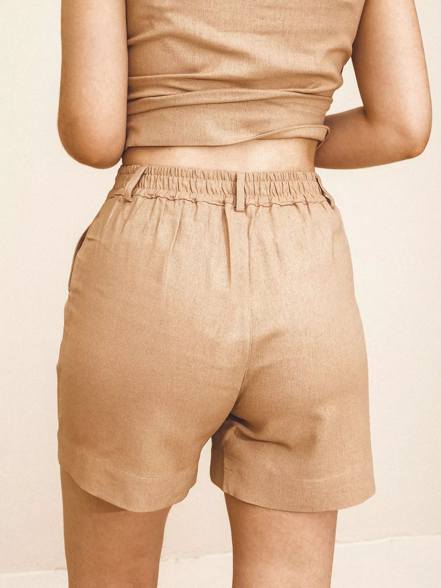 Shorts Alfaiataria de Linho e Viscose FSC™ Bege. Compre online moda sustentável e atemporal na Minimadeia. Roupas femininas estilosas, básicas e sustentáveis. Foto produto 09