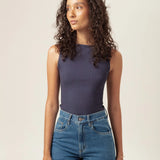 Regata Canoa Peônia de Viscose FSC™ Azul Escuro Essencial 365. Compre online moda sustentável e atemporal na Minimadeia, marca slow fashion de roupas femininas. Foto produto MAR26 02