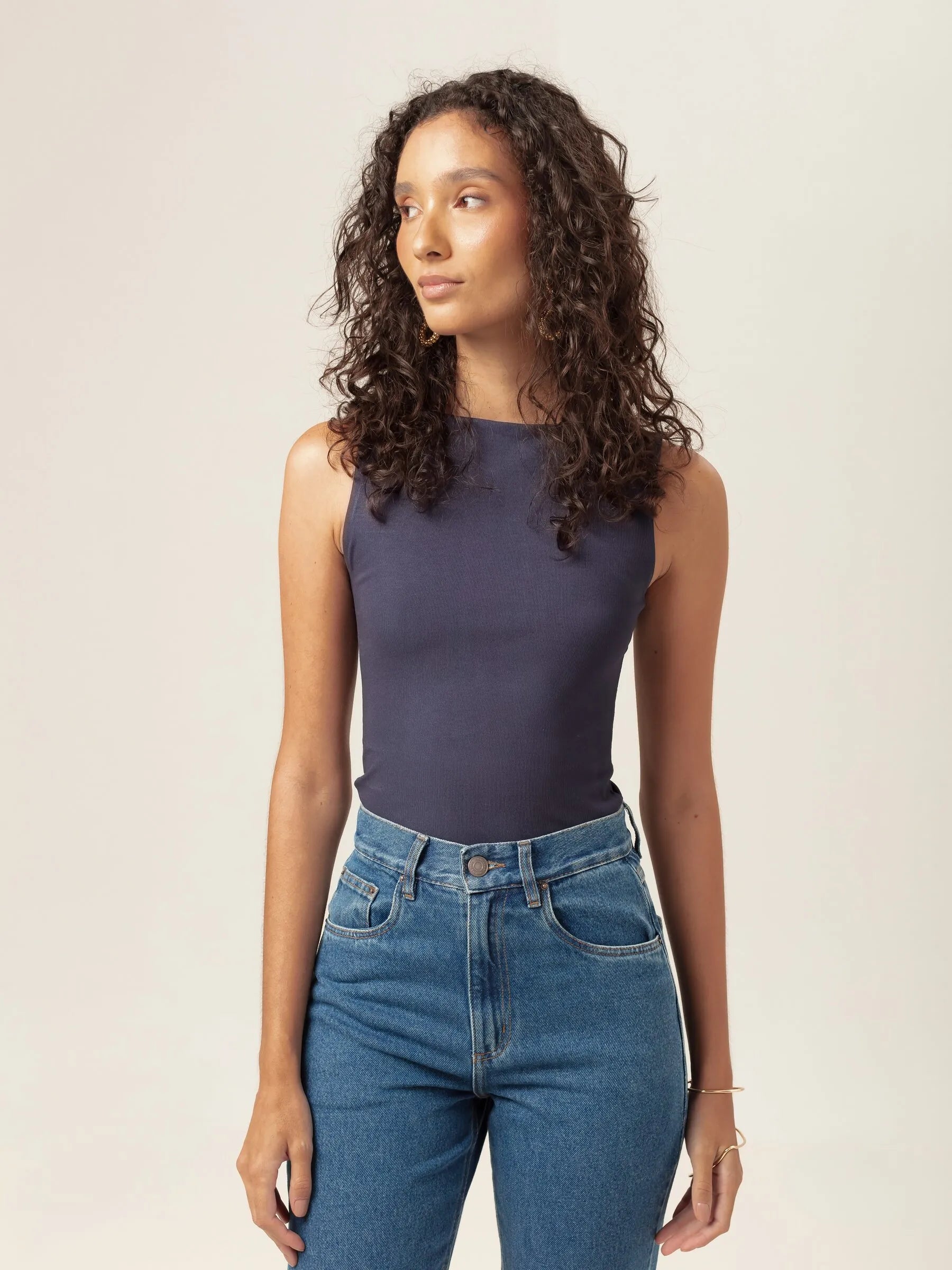 Regata Canoa Peônia de Viscose FSC™ Azul Escuro Essencial 365. Compre online moda sustentável e atemporal na Minimadeia, marca slow fashion de roupas femininas. Foto produto MAR26 02