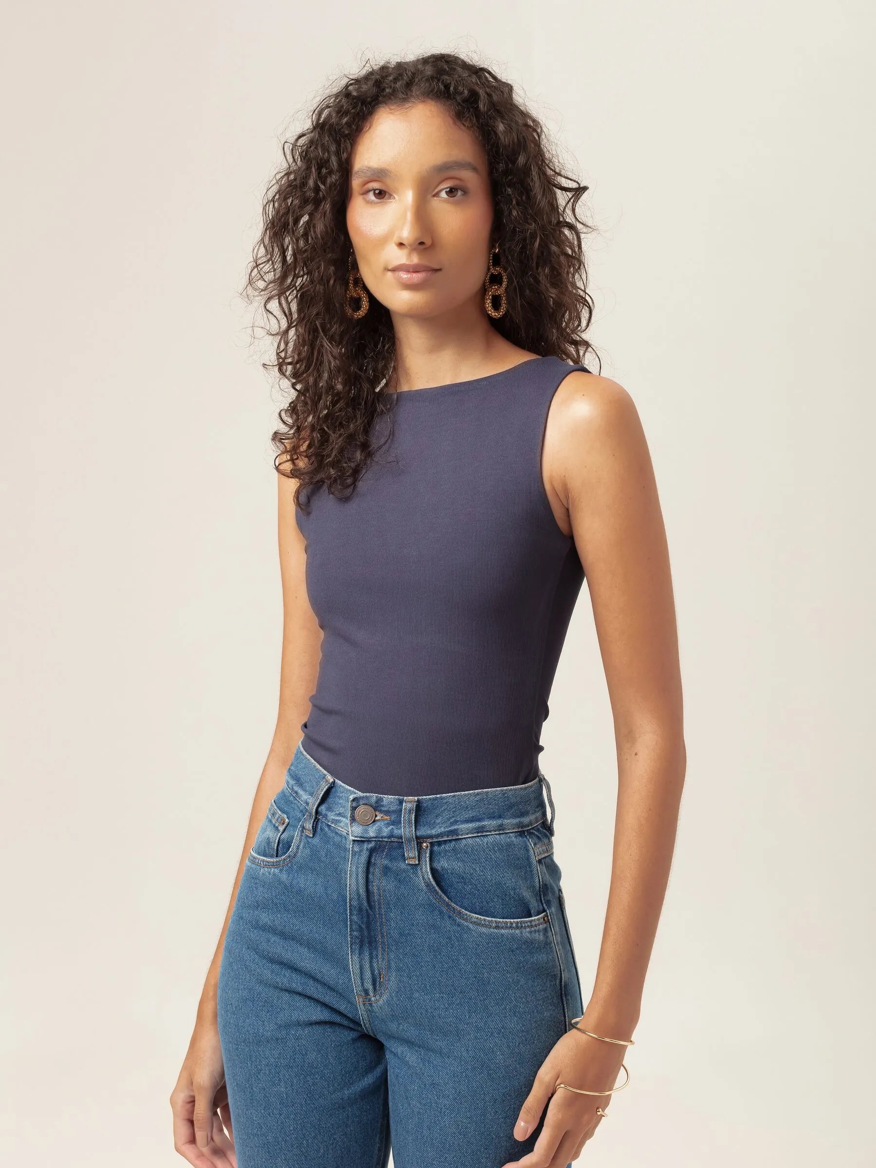 Regata Canoa Peônia de Viscose FSC™ Azul Escuro Essencial 365. Compre online moda sustentável e atemporal na Minimadeia, marca slow fashion de roupas femininas. Foto produto MAR26 03