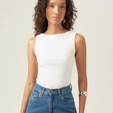 Regata Canoa Peônia de Viscose FSC™ Branca Essencial 365. Compre online moda sustentável e atemporal na Minimadeia, marca slow fashion de roupas femininas. Foto produto MAR26 06