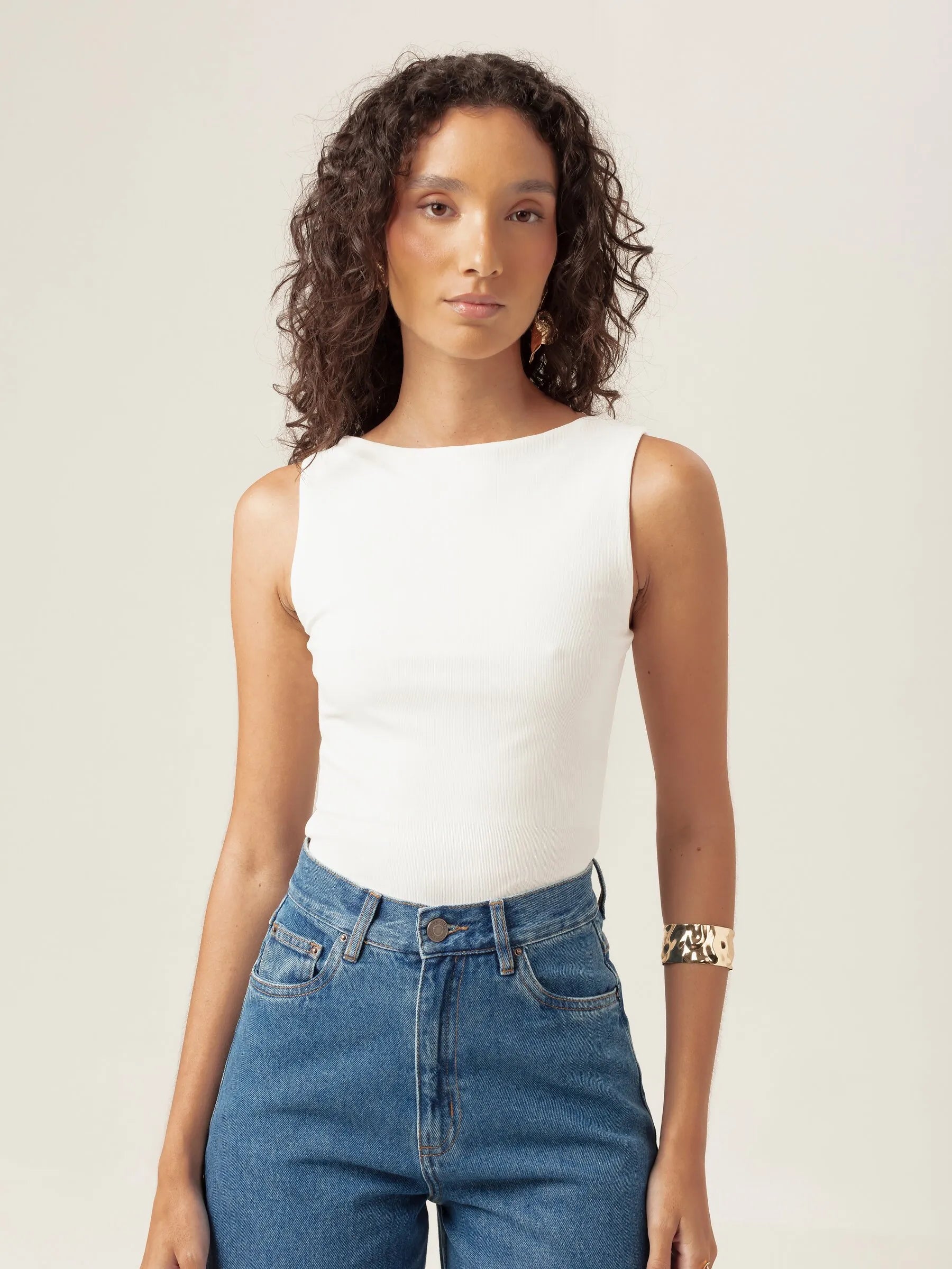 Regata Canoa Peônia de Viscose FSC™ Branca Essencial 365. Compre online moda sustentável e atemporal na Minimadeia, marca slow fashion de roupas femininas. Foto produto MAR26 06